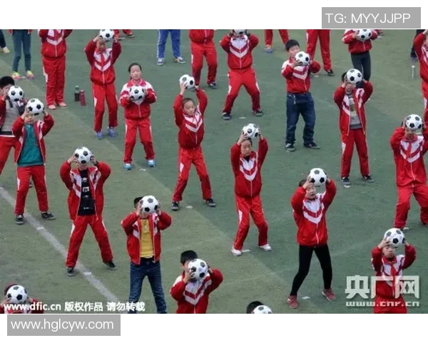 足球明星幽默吐槽足球操视频引发网友热议与共鸣